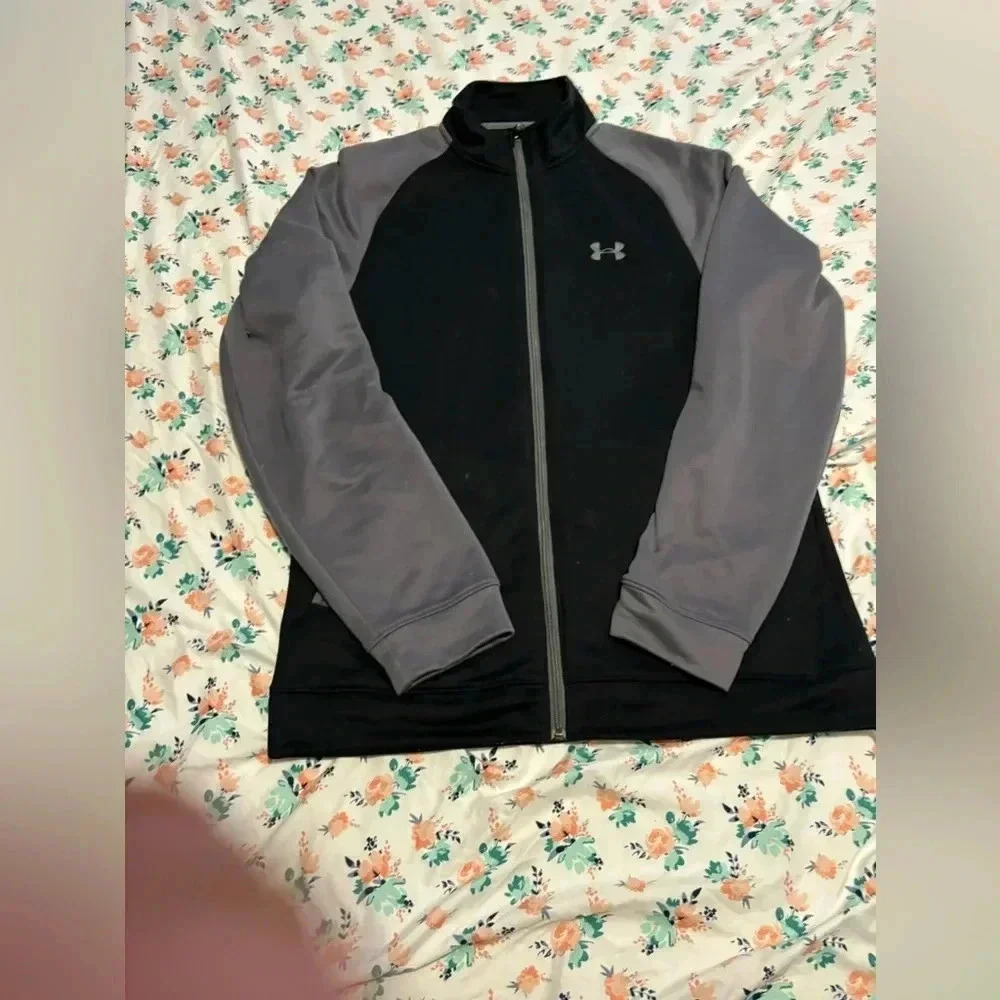 Under Armour black and gray zip up fleece. Size medium hundred percent polyester - Picture 7 of 10